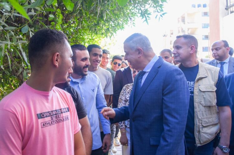محافظ الإسكندرية يتفقد اللجان الانتخابية بمدرسة أرض رولان ومدرسة الشيخ زايد