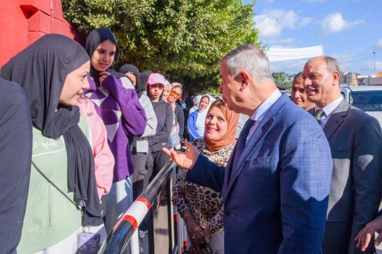 محافظ الإسكندرية يتفقد اللجان الانتخابية بمدرسة أرض رولان ومدرسة الشيخ زايد