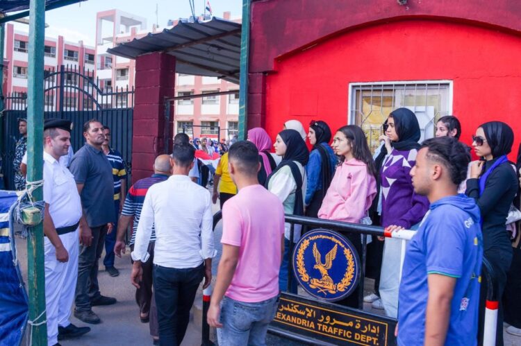 محافظ الإسكندرية يتفقد اللجان الانتخابية بمدرسة أرض رولان ومدرسة الشيخ زايد