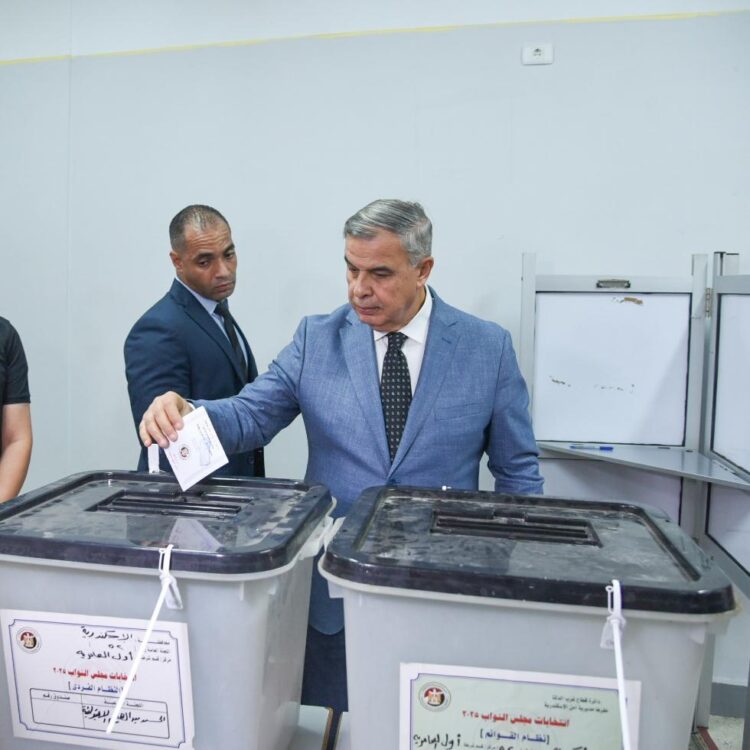 محافظ الإسكندرية يُدلي بصوته في انتخابات مجلس النواب 2025
