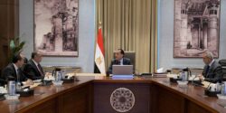 رئيس الوزراء يتابع مع وزير الدولة للإنتاج الحربي ملفات عمل الوزارة.