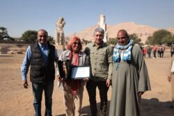 وزير السياحة والآثار يشهد إزاحة الستار عن تمثالين ضخمين للملك أمنحتب الثالث.