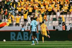 كأس أمم إفريقيا.. منتخب بنين يحقق فوزه الأول على حساب بوتسوانا كتب أحمد حسان حقق منتخب بنين فوزاً ثمينًا على نظيره منتخب بوتسوانا، بهدف دون رد، في المباراة التي جمعتهما ظهر اليوم السبت، ضمن منافسات الجولة الثانية من دور المجموعات لبطولة كأس أمم أفريقيا 2025، المقامة حاليًا في المغرب. أقيمت المباراة على ملعب الأمير مولاي عبد الله بالعاصمة المغربية الرباط، في إطار منافسات المجموعة الرابعة، التي تضم منتخبات السنغال، وجمهورية الكونغو الديمقراطية، وبنين، وبوتسوانا. سجل منتخب بنين هدف المباراة الوحيد خلال الشوط الأول، عن طريق اللاعب يوهان روشي في الدقيقة 29، بعد هجمة منظمة استغل خلالها ارتباك دفاع بوتسوانا، ليمنح منتخب بلاده ثلاث نقاط غالية أعادت الفريق إلى دائرة المنافسة على التأهل. وشهد الشوط الأول أفضلية واضحة لمنتخب بنين من حيث الاستحواذ، حيث بلغت نسبة حيازة الكرة 60.2% مقابل 39.8% لصالح بوتسوانا، بينما جاءت التسديدات على المرمى متكافئة بواقع تسديدة واحدة لكل فريق، في شوط اتسم بالحذر الدفاعي من الجانبين. وفي الشوط الثاني، حاول منتخب بوتسوانا تعديل النتيجة، إلا أن التنظيم الدفاعي لمنتخب بنين وتألق خط الظهر حال دون استقبال أي أهداف، ليحافظ الفريق على تقدمه حتى صافرة النهاية. وبهذا الفوز، رفع منتخب بنين رصيده إلى 3 نقاط، ليحتل المركز الثالث في جدول ترتيب المجموعة الرابعة، خلف السنغال وجمهورية الكونغو الديمقراطية اللذين يمتلكان الرصيد ذاته، بينما ظل منتخب بوتسوانا في المركز الرابع دون نقاط بعد تلقيه الهزيمة الثانية على التوالي. ويعد منتخب بنين أحد المنتخبات المرشحة لملاقاة منتخب مصر في دور الـ16، حال تداخل الحسابات النهائية للمجموعات، ما يمنح المباراة المقبلة للفريق البنيني أهمية مضاعفة في تحديد ملامح مشواره بالبطولة. وتستمر منافسات المجموعة الرابعة وسط صراع قوي على بطاقات التأهل، في ظل تقارب المستوى بين المنتخبات، وترقب الجماهير لمصير المنتخبات المتأهلة إلى الأدوار الإقصائية من كأس أمم أفريقيا 2025