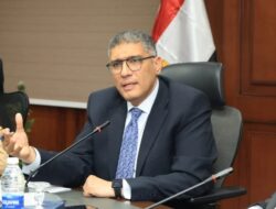 محافظ الجيزة: بدء أعمال رصف طريق المريوطية بدءًا من أسفل محور الضبعة. محافظ الجيزة: بدء أعمال رصف طريق المريوطية بدءًا من أسفل محور الضبعة. بدءًا من أسفل محور الضبعة بطول ٢ كم نطاق مراكز أوسيم ومنشأة القناطر ضمن الخطة الاستثمارية لمديرية الطرق تابع المهندس عادل النجار محافظ الجيزة نسب تنفيذ مشروع تطوير ورصف طريق المريوطية بدءًا من أسفل محور الضبعة بطول 2 كم في نطاق مركز أوسيم وحتى مركز منشأة القناطر وذلك ضمن الخطة الاستثمارية لمديرية الطرق بالمحافظة. وأكد المحافظ أن الأعمال الجارية تأتي في إطار خطة المحافظة لرفع كفاءة شبكة الطرق وتحسين مستوى الخدمات المقدمة للمواطنين بما يسهم في تسهيل الحركة المرورية ودعم التنمية وتحقيق أعلى معدلات الأمان على الطرق. وفي السياق ذاته تابع محافظ الجيزة أعمال رصف الطبقة الرابطة بطريق الأوتوستراد بمنطقة عرب أبو ساعد بمركز الصف بطول 4 كم وبمتوسط عرض 30 مترًا، ضمن الخطة الاستثمارية لمديرية الطرق بالمحافظة، تمهيدًا لاستكمال أعمال الرصف النهائية ورفع كفاءة الطريق بما يحقق السيولة المرورية ويخدم حركة النقل والربط بين المناطق السكنية والصناعية. وشدد محافظ الجيزة على ضرورة الالتزام بالجداول الزمنية المحددة ومراعاة المواصفات الفنية القياسية في التنفيذ مع تكثيف المتابعة الميدانية لضمان جودة الأعمال وسرعة الانتهاء منها، بما ينعكس إيجابًا على مستوى الخدمات المقدمة للمواطنين.. محافظ الجيزة: بدء أعمال رصف طريق المريوطية بدءًا من أسفل محور الضبعة.