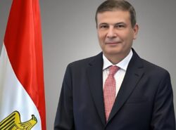 وزير الزراعة خفض فحوصات الموالح المصرية بالاتحاد الأوروبي إلى 10% أعلن علاء فاروق وزير الزراعة واستصلاح الأراضي صدور قرار رسمي من المفوضية الأوروبية بخفض نسب الفحوصات الإضافية على شحنات الموالح المصرية المصدرة إلى دول الاتحاد الأوروبي لتصل إلى 10% بدلًا من 20% وأوضح الوزير أن القرار جاء وفق تقرير تلقاه من الدكتور محمد المنسي رئيس الإدارة المركزية للحجر الزراعي بشأن نتائج المباحثات مع اللجنة الدائمة بالمفوضية الأوروبية وأشار إلى أن استعراض المنظومة الرقابية الجديدة للحجر الزراعي المصري أسهم في رفع جودة وسلامة الشحنات وهو ما دفع الجانب الأوروبي لإقرار التخفيض الثاني خلال عام واحد بعد خفضها من 30% إلى 20% في نوفمبر 2024 وأكد وزير الزراعة أن القرار يمثل اعترافًا دوليًا بمنظومة الرقابة على الصادرات الزراعية المصرية ويعزز القدرة التنافسية للموالح باعتبارها المحصول التصديري الأول لمصر عالميًا وأضاف أن القرار سيدخل حيز التنفيذ بعد 20 يومًا من نشره بالجريدة الرسمية للاتحاد الأوروبي مشيدًا بدور مكتب التمثيل التجاري المصري في بروكسيل برئاسة الوزير المفوض ناصر حامد وثمن فاروق جهود قطاع الخدمات الزراعية والمتابعة والإدارة المركزية للحجر الزراعي في ضمان استدامة جودة الصادرات الزراعية المصرية
