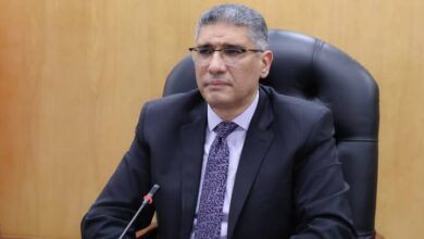 محافظة الجيزة توضح تداعيات انهيار عقار سكني بحي إمبابة. محافظة الجيزة توضح تداعيات انهيار عقار سكني بحي إمبابة. تلقت غرفة عمليات محافظة الجيزة بلاغًا بحدوث انهيار عقار سكني بشارع مسجد الهنيدي بمنطقة إمبابة القديمة، مما أسفر عن وقوع عدد من الإصابات بين المواطنين، حيث جرى نقلهم على الفور بواسطة سيارات الإسعاف إلى مستشفى إمبابة لتلقي الرعاية الطبية اللازمة. كما يجري رفع أنقاض العقار المنهار حتي الان والبحث عن أي مصابين محتملين وانتشالهم. وأكد المهندس عادل النجار محافظ الجيزة أنه فور تلقي البلاغ بالواقعة انتقلت الأجهزة التنفيذية على الفور يرافقها لجنة المنشآت الآيلة للسقوط وحي إمبابة للتعامل مع تداعيات الحادث. وأوضح المحافظ أنه تم إخلاء العقارات المجاورة بالكامل واتخاذ جميع الاحتياطات والتدابير اللازمة حفاظًا على أمن وسلامة السكان، لحين الانتهاء من الفحص الإنشائي الشامل لحالة العقارات المحيطة بموقع الحادث. كما قامت فرق الكهرباء والغاز بفصل التيار الكهربائي وإمدادات الغاز عن العقارات بموقع الحادث، لحين الانتهاء من انتشال جميع المصابين وتأمين المكان. ووجّه محافظ الجيزة مديرية الشؤون الصحية بتوفير جميع أوجه الرعاية الطبية اللازمة للمصابين حتى تمام شفائهم، مشددًا على المتابعة المستمرة لموقع الحادث لحين الانتهاء من جميع الإجراءات الفنية والأمنية. وأكدت محافظة الجيزة أنه جارٍ متابعة الموقف أولًا بأول، وسيتم تحديث هذا البيان فور ورود أي مستجدات تتعلق بحالة المصابين أو نتائج الفحص الفني للعقارات المحيطة بموقع الحادث. محافظة الجيزة توضح تداعيات انهيار عقار سكني بحي إمبابة.