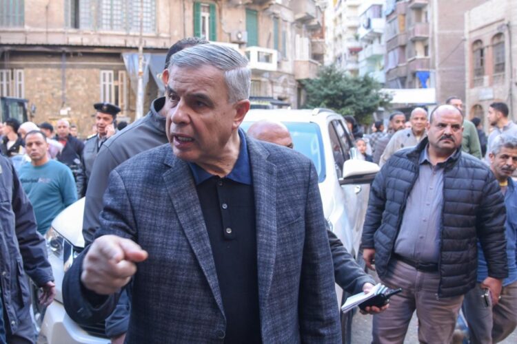 محافظ الإسكندرية يتفقد شارع زين العابدين وسوق الغيط الصعيدي بحي وسط
