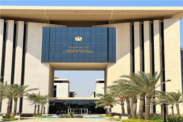 مصر تتابع أوضاع المصريين المحتجزين على متن سفينة بحرية في إيران.