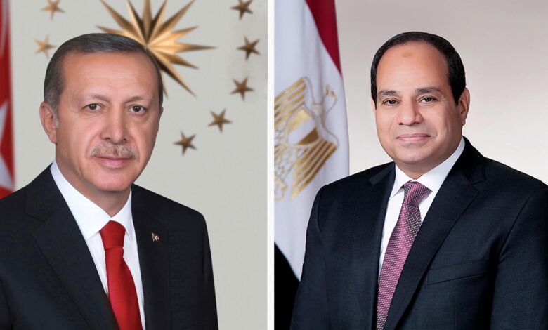 الرئيس التركي أردوغان يزور مصر خلال أيام للقاء السيسي وبحث تعزيز الشراكة الاستراتيجية الرئيس التركي أردوغان يزور مصر خلال أيام للقاء السيسي وبحث تعزيز الشراكة الإستراتيجية. زيارة مرتقبة للرئيس التركي: فقد كشفت مصادر مصرية رفيعة المستوى أن الرئيس التركي رجب طيب أردوغان سيزور مصر خلال الأيام القليلة القادمة. سيلتقي أردوغان نظيره الرئيس عبد الفتاح السيسي لبحث التطورات الإقليمية وتعزيز العلاقات الثنائية. ملفات التعاون الاستراتيجي والاجتماعات تشمل أجندة الزيارة بحث ملفات أمنية، سياسية، واقتصادية ذات اهتمام مشترك. ومن المتوقع أن تشهد الزيارة عقد اجتماع "مجلس التنسيق والتعاون الاستراتيجي" برئاسة رئيسي البلدين، تحضيراً لانعقاد الاجتماع الثاني للمجلس خلال الربع الأول من عام 2026. مناقشة القضايا الإقليمية الحساسة سيتم خلال المباحثات تناول أبرز القضايا الإقليمية الحساسة التي تهم البلدين، وفي مقدمتها: تطورات القضية الفلسطينية. الأوضاع في السودان. ملف الأزمة الليبية. تعزيز الشراكة الاقتصادية وأكدت وزارة الخارجية المصرية مؤخراً أهمية انعقاد اجتماع مجلس التعاون الاستراتيجي في دعم مسار الشراكة الثنائية، خاصة في المجالات الاقتصادية والتجارية والاستثمارية، بهدف تعظيم المصالح المشتركة للشعبين. تمثل هذه الزيارة خطوة نوعية ومتقدمة في مسار استعادة العلاقات بين مصر وتركيا بعد سنوات من التوتر. انعقاد مجلس التنسيق الاستراتيجي برئاسة الرئيسين يدل على التحول من مرحلة إعادة العلاقات الدبلوماسية إلى مرحلة الشراكة الاستراتيجية. هذا التقارب مهم لاستقرار المنطقة، حيث تتشارك الدولتان مصالح كبرى في ليبيا والغاز شرق المتوسط. الرئيس التركي أردوغان يزور مصر خلال أيام للقاء السيسي وبحث تعزيز الشراكة الإستراتيجية.
