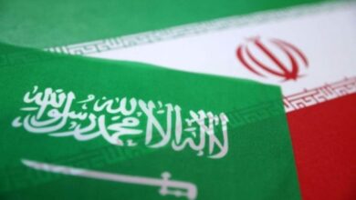 السعودية ترفض استخدام أراضيها أو مجالها الجوي في أي عمل عسكري أمريكي محتمل ضد إيران. السعودية ترفض استخدام أراضيها أو مجالها الجوي في أي عمل عسكري أمريكي محتمل ضد إيران. أفادت وكالة "فرانس برس" بأن السلطات السعودية أبلغت طهران مباشرة رفضها القاطع السماح باستخدام مجالها الجوي أو أراضيها في أي عمل عسكري أمريكي محتمل ضد إيران. تأكيد سعودي مباشر لطهران أكد مصدران مقربان من الحكومة السعودية للوكالة الفرنسية نقل هذه الرسالة إلى طهران، حيث قال مصدر مقرب من الجيش السعودي تحديداً: "السعودية أبلغت طهران مباشرة أنها لن تكون جزءاً من أي عمل عسكري محتمل ضدها. أراضينا وأجواؤنا لن تستخدم في ذلك". تحذير إيراني لترامب: تزامناً مع الموقف السعودي، نشر وزير الخارجية الإيراني عباس عراقجي تحذيراً عبر منصة "إكس"، حذر فيه الرئيس الأمريكي دونالد ترامب من محاولات إسرائيل لجر الولايات المتحدة إلى حرب بالنيابة عنها. اتهام إس-رائ-يلي: اتهم عراقجي إسرائيل صراحة بتزويد المحتجين في إيران بأسلحة نارية، وهو ما قال إنه سبب "سقوط مئات القتلى" في الشوارع. رسالة لترامب: ختم عراقجي منشوره بالقول: "يجب أن يعرف الرئيس ترامب الآن أين يتوجه لوقف إراقة الدماء". يمثل الرفض السعودي المباشر لمرور أي عمل عسكري أمريكي عبر أراضيها أو مجالها الجوي خطوة إستراتيجية تهدف إلى احتواء التوتر وتجنب تحويل المملكة إلى ساحة للرد الإيراني. هذا الموقف يقلل بشكل كبير من الخيارات اللوجستية الأمريكية للهجوم ويدعم جهود خفض التصعيد الإقليمي. السعودية ترفض استخدام أراضيها أو مجالها الجوي في أي عمل عسكري أمريكي محتمل ضد إيران.