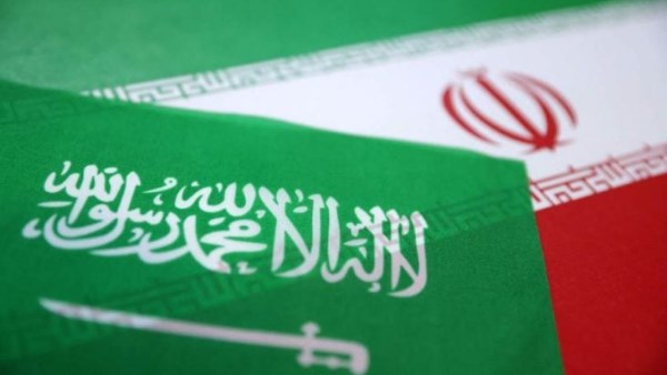 السعودية ترفض استخدام أراضيها أو مجالها الجوي في أي عمل عسكري أمريكي محتمل ضد إيران. السعودية ترفض استخدام أراضيها أو مجالها الجوي في أي عمل عسكري أمريكي محتمل ضد إيران. أفادت وكالة "فرانس برس" بأن السلطات السعودية أبلغت طهران مباشرة رفضها القاطع السماح باستخدام مجالها الجوي أو أراضيها في أي عمل عسكري أمريكي محتمل ضد إيران. تأكيد سعودي مباشر لطهران أكد مصدران مقربان من الحكومة السعودية للوكالة الفرنسية نقل هذه الرسالة إلى طهران، حيث قال مصدر مقرب من الجيش السعودي تحديداً: "السعودية أبلغت طهران مباشرة أنها لن تكون جزءاً من أي عمل عسكري محتمل ضدها. أراضينا وأجواؤنا لن تستخدم في ذلك". تحذير إيراني لترامب: تزامناً مع الموقف السعودي، نشر وزير الخارجية الإيراني عباس عراقجي تحذيراً عبر منصة "إكس"، حذر فيه الرئيس الأمريكي دونالد ترامب من محاولات إسرائيل لجر الولايات المتحدة إلى حرب بالنيابة عنها. اتهام إس-رائ-يلي: اتهم عراقجي إسرائيل صراحة بتزويد المحتجين في إيران بأسلحة نارية، وهو ما قال إنه سبب "سقوط مئات القتلى" في الشوارع. رسالة لترامب: ختم عراقجي منشوره بالقول: "يجب أن يعرف الرئيس ترامب الآن أين يتوجه لوقف إراقة الدماء". يمثل الرفض السعودي المباشر لمرور أي عمل عسكري أمريكي عبر أراضيها أو مجالها الجوي خطوة إستراتيجية تهدف إلى احتواء التوتر وتجنب تحويل المملكة إلى ساحة للرد الإيراني. هذا الموقف يقلل بشكل كبير من الخيارات اللوجستية الأمريكية للهجوم ويدعم جهود خفض التصعيد الإقليمي. السعودية ترفض استخدام أراضيها أو مجالها الجوي في أي عمل عسكري أمريكي محتمل ضد إيران.
