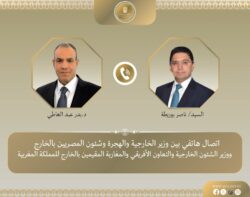 وزيرا الخارجية المصرى والمغربي يؤكدان عمق العلاقات المصرية - المغربية. وزيرا الخارجية المصرى والمغربي يؤكدان عمق العلاقات المصرية - المغربية. جرى اتصال هاتفي بين د. بدر عبد العاطي وزير الخارجية والهجرة وشئون المصريين بالخارج، والسيد ناصر بوريطة وزير الشؤون الخارجية والتعاون الإفريقي والمغاربة المقيمين بالخارج بالمملكة المغربية الشقيقة، يوم الثلاثاء ٢٧ يناير، في إطار التشاور والتنسيق الدوري بين البلدين الشقيقين. أكد الوزيران على عمق العلاقات الثنائية بين مصر والمغرب وما تشهده من تطور فى مختلف المجالات السياسية والاقتصادية والتجارية، وهو ما ينعكس في قوة العلاقات التاريخية بين البلدين، وقد أكد الوزيران الحرص المشترك على مواصلة الارتقاء بمسارات الشراكة في مختلف المجالات السياسية والاقتصادية والاستثمارية، بما يحقق المصالح المشتركة للبلدين الشقيقين. كما جرى بحث الاستعدادات الجارية لعقد اللجنة العليا المشتركة بحضور رئيسى وزراء البلدين خلال الفترة المقبلة، بما يسهم في دفع مسار التعاون المشترك وتحقيق مصالح البلدين الشقيقين. شهد الاتصال تبادل الوزيرين الرؤى إزاء عدد من القضايا الإقليمية والدولية ذات الاهتمام المشترك، مؤكدين أهمية مواصلة التنسيق والتشاور وتكثيف الاتصالات خلال المرحلة المقبلة، بما يسهم في دعم الأمن والاستقرار الإقليمي وتعزيز العمل العربي والأفريقي المشترك للتعامل مع التحديات الراهنة وتحقيق المصالح المشتركة. وزيرا الخارجية المصرى والمغربي يؤكدان عمق العلاقات المصرية - المغربية.