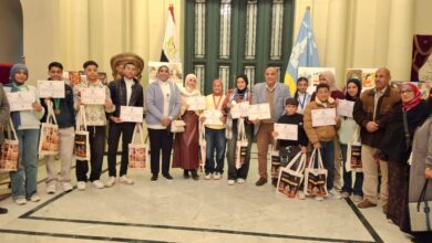 وكيل وزارة التربية والتعليم بالغربية يكرم الطلاب الفائزين في مسابقة "لمحات من الهند" على مستوى الجمهورية