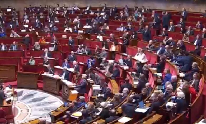 البرلمان الفرنسي يقر حظر شبكات التواصل الاجتماعي على القاصرين دون 15 عاما.