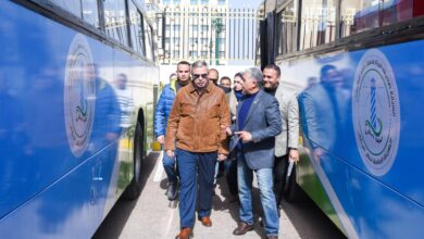 محافظ الإسكندرية يتفقد اصطفاف وسائل النقل البديلة لترام الرمل المقرر تشغيلها