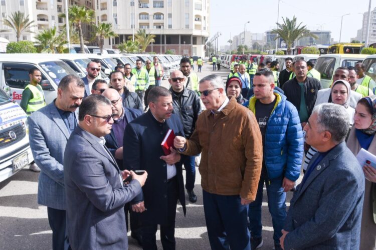 محافظ الإسكندرية يتفقد اصطفاف وسائل النقل البديلة لترام الرمل المقرر تشغيلها