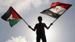 رئيس المخابرات العامة المصرية يبحث مع نائب رئيس فلسطين ورئيس مخابراتها جهود التهدئة وتحقيق الاستقرار