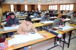 ١٧٠٢ طالب و وطالبة يؤدون الامتحانات بهندسة سوهاج