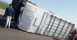تفاصيل| اختلال عجلة القيادة يطيح بحافلة ناشئي فريق الكرة الطائرة بنادي الاتحاد في أكتوبر