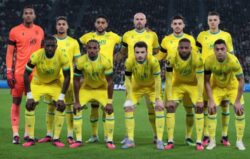 تشكيل نانت أمام لوهافر بالدوري الفرنسي كتب أحمد حسان أعلن البرتغالي لويس كاسترو المدير الفني للفريق الأول لكرة القدم بنادي نانت الفرنسي عن التشكيل الذي سيدخل به اللقاء أمام لوهافر. تشكيل نانت أمام لوهافر بالدوري الفرنسي في حراسة المرمى: لوبس خط الدفاع: سينتونزي . أوازين . علي يوسف خط الوسط: فابيان. لويس. ليبينانت. كوزا وفي الهجوم: ماتيس أبلين. كابيلا. غاناغو يستقبل فريق نانت، الذي يضم بين صفوفه الدولي المصري، مصطفى محمد، نظيره لوهافر، في تمام السادسة والربع، مساء اليوم الأحد، على ملعب لا بوجوار، في إطار منافسات الجولة الـ 23 من مسابقة الدوري الفرنسي. يدخل رفاق مصطفى محمد مباراة اليوم، وهو يطمح في العودة إلى طريق الانتصارات، والخروج من معاناته في الدوري؛ حيث لم يذق طعم الفوز سوى في ثلاث مباريات فقط من أصل 22 مباراة خاضها في المسابقة، مستعينًا بعاملي الأرض والجماهير، لتحقيق الفوز أو الخروج بنقطة التعادل على أقل تقدير. ويحتل فريق نانت المركز السابع عشر في جدول ترتيب الدوري الفرنسي والمؤدي للهبوط إلى دوري الدرجة الثانية برصيد 14 نقطة، علمًا بأن نانت تذوق مرارة الهزيمة في المباريات الخمس الأخيرة بالمسابقة المحلية أمام باريس إف سي ونيس ولوريان ولوهافر وموناكو. على الجانب الآخر، يأتي لوهافر في المركز الثالث عشر برصيد 26 نقطة.