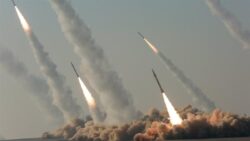 إيران تغلق مجالها الجوي تمهيدا لعمليات إطلاق صواريخ واسعة وتوتر إقليمي متصاعد