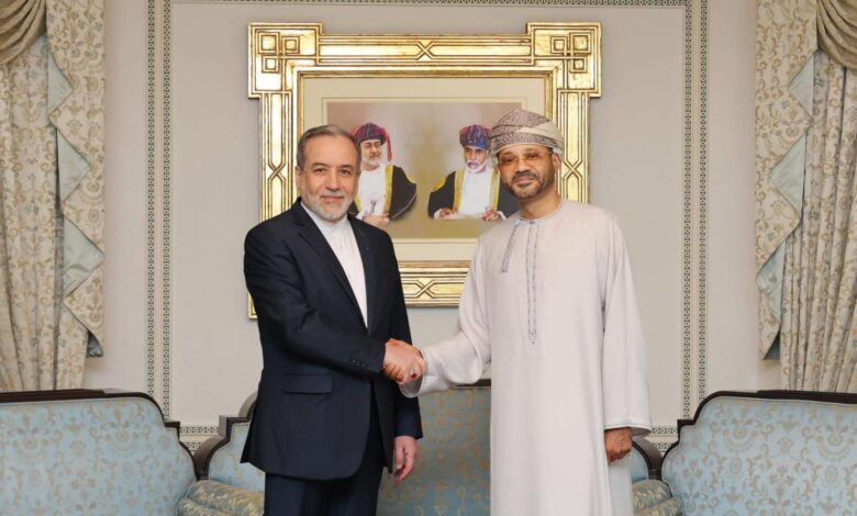 وزير الخارجية العماني يجري مشاورات مع وفدي إيران والولايات المتحدة لتهيئة الظروف