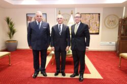وزير العدل يستقبل رئيس وأعضاء مجلس إدارة نادي قضاة مصر. وزير العدل يستقبل رئيس وأعضاء مجلس إدارة نادي قضاة مصر استقبل اليوم الخميس الموافق 26/2/2026، المستشار/ محمود حلمي الشريف- وزير العدل مجلس إدارة نادي قضاة مصر برئاسة المستشار/ أبو الحسين فتحي قايد - نائب رئيس محكمة النقض، وذلك لتقديم التهنئة بمناسبة تولي سيادته مهام منصبه، وذلك بحضور مساعد أول وزير العدل وعدد من مساعدي الوزير. وفي مستهل اللقاء، رحّب وزير العدل بالسادة الضيوف، مُعربًا عن بالغ تقديره وامتنانه لهذه الزيارة الكريمة مثمنًا دور نادي قضاة مصر في رعاية مصالح أعضائه وتوثيق الروابط بينهم ودعم رسالة القضاء وسيادة القانون. ومن جانبه، ثمّن رئيس نادي قضاة مصر الدور الذي تضطلع به الوزارة في دعم وتطوير منظومة العدالة، مؤكدًا أن اختيار السيد المستشار وزير العدل مدعاة لطمأنة القضاة ومبعث لسرورهم وأن مسيرته القضائية المشرفة ستكون عونًا لسيادته في مسيرة الإصلاح بما يحفظ للهيئة القضائية مكانتها ويصون للمتقاضين حقوقهم، معربًا عن خالص تهانيه وصادق تمنياته لسيادته بدوام التوفيق والسداد. وفي ختام اللقاء أكد وزير العدل على حرص الوزارة البالغ على استمرار توثيق أواصر التعاون المشترك مع أندية القضاة؛ وذلك إيمانًا بكونها ركيزة أساسية لدعم قضاة مصر وتوفير كافة السبل التي تمكنهم من أداء رسالتهم السامية. وزير العدل يستقبل رئيس وأعضاء مجلس إدارة نادي قضاة مصر.