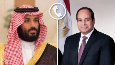 أجرى السيد الرئيس عبد الفتاح السيسي اتصالاً هاتفياً بصاحب السمو الملكي الأمير محمد بن سلمان، أجرى السيد الرئيس عبد الفتاح السيسي اتصالاً هاتفياً بصاحب السمو الملكي الأمير محمد بن سلمان، ولي عهد المملكة العربية السعودية ورئيس مجلس الوزراء، على إثر الاعتداء الإيراني الذي استهدف أراضي المملكة الشقيقة. وأوضح المتحدث الرسمي باسم رئاسة الجمهورية أن السيد الرئيس شدد خلال الاتصال على تضامن مصر مع المملكة العربية السعودية قيادةً وشعباً، مؤكداً أن أمن المملكة جزء لا يتجزأ من الأمن القومي العربي، وأن أي مساس بسيادة الدول العربية يمثل تهديداً مباشراً للاستقرار الإقليمي ويزيد من خطورة الأوضاع في المنطقة. وأضاف السفير محمد الشناوي أن السيد الرئيس جدد التأكيد على ضرورة تكثيف الجهود الدولية والإقليمية لاحتواء التوتر، مشدداً على أن الحلول السياسية والدبلوماسية هي السبيل الأمثل لتجاوز الأزمات، وأن استمرار التصعيد العسكري لن يجلب سوى المزيد من المعاناة لشعوب المنطقة ويقوض فرص التنمية. من جانبه، أعرب صاحب السمو الملكي الأمير محمد بن سلمان عن تقديره لموقف مصر الداعم للمملكة، مشيداً بعمق العلاقات التاريخية والروابط الأخوية بين البلدين. أجرى السيد الرئيس عبد الفتاح السيسي اتصالاً هاتفياً بصاحب السمو الملكي الأمير محمد بن سلمان،