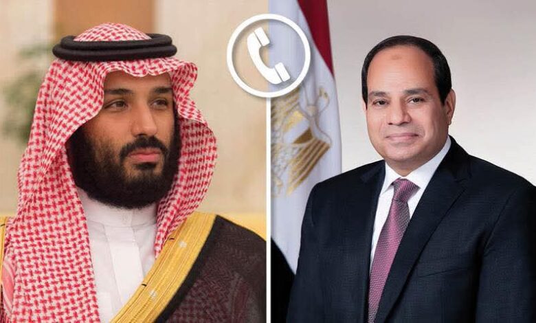 أجرى السيد الرئيس عبد الفتاح السيسي اتصالاً هاتفياً بصاحب السمو الملكي الأمير محمد بن سلمان، أجرى السيد الرئيس عبد الفتاح السيسي اتصالاً هاتفياً بصاحب السمو الملكي الأمير محمد بن سلمان، ولي عهد المملكة العربية السعودية ورئيس مجلس الوزراء، على إثر الاعتداء الإيراني الذي استهدف أراضي المملكة الشقيقة. وأوضح المتحدث الرسمي باسم رئاسة الجمهورية أن السيد الرئيس شدد خلال الاتصال على تضامن مصر مع المملكة العربية السعودية قيادةً وشعباً، مؤكداً أن أمن المملكة جزء لا يتجزأ من الأمن القومي العربي، وأن أي مساس بسيادة الدول العربية يمثل تهديداً مباشراً للاستقرار الإقليمي ويزيد من خطورة الأوضاع في المنطقة. وأضاف السفير محمد الشناوي أن السيد الرئيس جدد التأكيد على ضرورة تكثيف الجهود الدولية والإقليمية لاحتواء التوتر، مشدداً على أن الحلول السياسية والدبلوماسية هي السبيل الأمثل لتجاوز الأزمات، وأن استمرار التصعيد العسكري لن يجلب سوى المزيد من المعاناة لشعوب المنطقة ويقوض فرص التنمية. من جانبه، أعرب صاحب السمو الملكي الأمير محمد بن سلمان عن تقديره لموقف مصر الداعم للمملكة، مشيداً بعمق العلاقات التاريخية والروابط الأخوية بين البلدين. أجرى السيد الرئيس عبد الفتاح السيسي اتصالاً هاتفياً بصاحب السمو الملكي الأمير محمد بن سلمان،