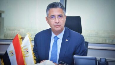 وزير التموين يعلن بدء الأوكازيون الشتوي 2026 ويستمر لمدة شهر. وزير التموين يعلن بدء الأوكازيون الشتوي 2026 ويستمر لمدة شهر. أصدر الدكتور شريف فاروق، وزير التموين والتجارة الداخلية، القرار الوزاري رقم (14) لسنة 2026 بشأن بدء التصفية الموسمية الأولى (الأوكازيون الشتوي) لعام 2026، اعتبارًا من اليوم الاثنين الموافق 9 فبراير ولمدة شهر، على أن تكون مدة التصفية لكل محل أسبوعين. تخفيضات الأوكازيون الشتوى 2026 وتضمن القرار ضرورة حصول المحال المشاركة في التصفية مسبقًا على موافقة من مديريات التموين المختصة الواقعة في نطاقها محالهم التجارية، مع الالتزام بإعلان ثمن كل سلعة معروضة للبيع خلال التصفية مقترنًا بسعرها قبل التخفيض، لضمان الشفافية وحماية حقوق المستهلك. موعد الأوكازيون الشتوى 2026 وأكد الدكتور شريف فاروق أن الهدف من الأوكازيون هو تنشيط حركة التجارة الداخلية وإتاحة الفرصة أمام المواطنين للحصول على السلع بتخفيضات حقيقية مشيرًا إلى أن التصفية تشمل محال بيع الملابس، والأدوات المنزلية، والمنتجات الجلدية (الأحذية والحقائب)، إلى جانب مختلف الأنشطة التجارية الأخرى كما وجّه مديري المديريات بتيسير الإجراءات أمام أصحاب المحال الراغبين في المشاركة، مع تكثيف الحملات الرقابية لمتابعة السلع المعروضة والتأكد من جودتها، والالتزام بالأسعار المعلنة ونسب التخفيض، بما يحقق الانضباط في الأسواق ويحافظ على حقوق المواطنين. وزير التموين يعلن بدء الأوكازيون الشتوي 2026 ويستمر لمدة شهر.