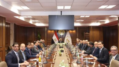 وزير العدل يصل مقر الوزارة ويباشر عمله باجتماع موسع مع مساعديه