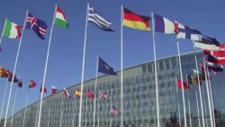 واشنطن تطمئن أوروبا بتحفيز الناتو وبكين تؤكد عدم مسؤوليتها عن أزمات القارة في مؤتمر ميونيخ واشنطن تطمئن أوروبا بتحفيز الناتو وبكين تؤكد عدم مسؤوليتها عن أزمات القارة في مؤتمر ميونيخ أعلن وزير الخارجية الأمريكي ماركو روبيو أن بلاده لا تسعى لتقسيم الحلف الأطلسي بل لتعزيزه وتجديده، مؤكداً تفضيل واشنطن العمل مع الحلفاء الأوروبيين لتحقيق ما وصفه بـ "الترميم العالمي" رغم الاستعداد للتحرك منفردة عند الضرورة. في المقابل، حذر المستشار الألماني فريدريش ميرتس من أن النظام العالمي القائم على القواعد لم يعد موجوداً بشكله السابق، مشيراً إلى وجود صدع عميق بين أوروبا والولايات المتحدة بسبب قضايا التعريفات الجمركية والتهديدات الأمريكية السابقة بضم غرينلاند. ومن جهته، دعا الرئيس الفرنسي إيمانويل ماكرون القارة الأوروبية إلى التحول لقوة جيوسياسية مستقلة، كاشفاً عن محادثات لتأسيس قوة ردع نووية أوروبية مشتركة لتقليل الاعتماد التقليدي الكامل على المظلة الأمنية والنووية الأمريكية. وعلى صعيد التوترات الآسيوية، صرح وزير الخارجية الصيني وانغ يي بأن بكين ليست مسؤولة عن المشكلات التي تواجهها القارة، داعياً إلى سياسة عقلانية تعتبر الصين شريكاً موثوقاً وليست خصماً يهدد الأمن، مع التأكيد على ضرورة التعاون المفتوح. وملخص الخبر يشهد مؤتمر ميونيخ للأمن محاولات أمريكية لتهدئة المخاوف الأوروبية، وسط دعوات ألمانية وفرنسية صريحة للاعتماد على الذات وبناء قوة عسكرية مستقلة، في حين تسعى الصين للنأي بنفسها عن الأزمات الاقتصادية والسياسية التي تعصف بالقارة العجوز. تعكس هذه التطورات تحولاً جذرياً في التحالفات الدولية؛ فبينما تحاول واشنطن الحفاظ على هيمنتها عبر لغة "التحفيز"، بدأت القوى الأوروبية الكبرى تدرك أن زمن الاعتماد المطلق على أمريكا قد ولى. هذا التوجه قد يؤدي لإعادة رسم خارطة التسلح العالمي وظهور تكتلات نووية واقتصادية جديدة تحاول موازنة النفوذ بين واشنطن وبكين، مما يجعل مستقبل حلف الناتو أمام اختبار هو الأصعب منذ تأسيسه. واشنطن تطمئن أوروبا بتحفيز الناتو وبكين تؤكد عدم مسؤوليتها عن أزمات القارة في مؤتمر ميونيخ