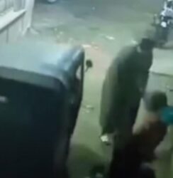 اعتداء على سيدة بأوسيم والهروب بتوك توك.. الأمن يفحص الفيديو