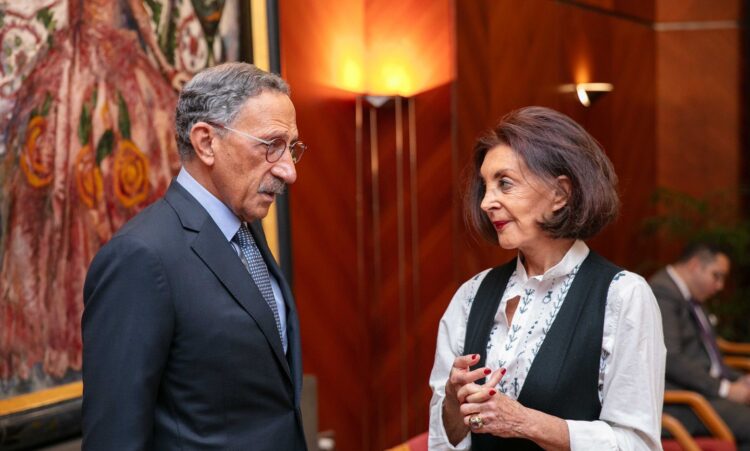 الكاتبة الفرنسية كلودين لو تورنور تطلق كتابها الذكاء الأول في العالم بمكتبة الإسكندرية