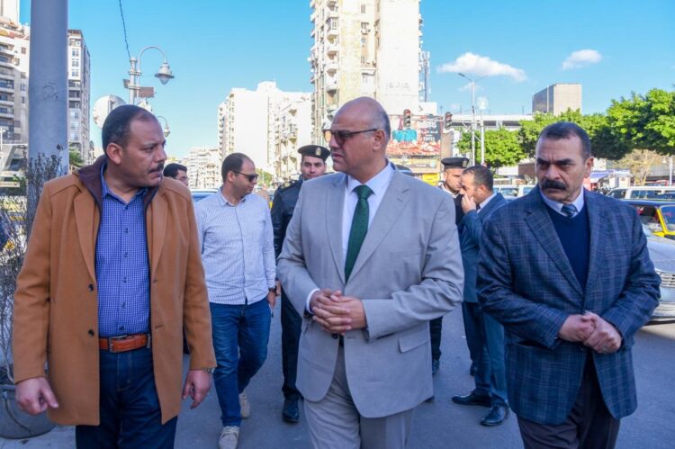 محافظ الإسكندرية يتابع ميدانياً سيولة الحركة المرورية