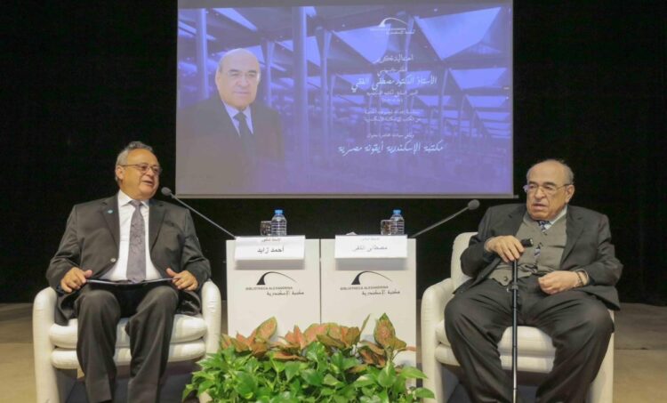 مكتبة الإسكندرية تكرم الدكتور مصطفى الفقي لإهدائه مجموعة كتبه الخاصة