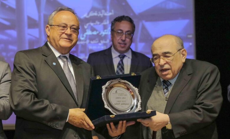 مكتبة الإسكندرية تكرم الدكتور مصطفى الفقي لإهدائه مجموعة كتبه الخاصة