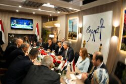 وزير السياحة والآثار يجتمع مع القطاع السياحي لمتابعة مستجدات الحركة السياحية الوافدة إلى مصر.