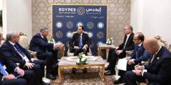 رئيس الوزراء يلتقي رئيس مجلس الإدارة والرئيس التنفيذي لشركة " توتال إنرجيز"