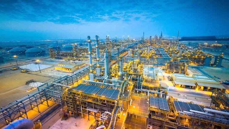 مصدر سعودي: الإمدادات النفطية آمنة ولم تتأثر باستهداف مصفاة رأس تنورة