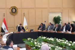 وزير الصناعة يبحث مع قيادات الوزارة وشركة دي كود مستجدات إعداد استراتيجية القطاع