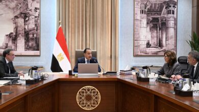 رئيس الوزراء يستعرض منظومة تطوير وتأهيل الكوادر بالجهاز الإداري للدولة. رئيس الوزراء يستعرض منظومة تطوير وتأهيل الكوادر بالجهاز الإداري للدولة. عقد الدكتور مصطفى مدبولي، رئيس مجلس الوزراء، اجتماعًا بمقر مجلس الوزراء بالعاصمة الجديدة، لاستعراض المنظومة المقترحة لتطوير وتأهيل الكوادر البشرية بالجهاز الإداري للدولة، بحضور المهندس حاتم نبيل، رئيس الجهاز المركزي للتنظيم والإدارة، والدكتورة سلافة جويلي، المدير التنفيذي للأكاديمية الوطنية لتدريب وتأهيل الشباب، ومسؤولي الجهات المعنية. وأكد مدبولي أن الاجتماع يأتي في إطار حرص الدولة على تفعيل الدور المحوري للأكاديمية الوطنية للتدريب، باعتبارها ركيزة أساسية في صقل مهارات الكوادر البشرية، ورفع كفاءة الأداء الحكومي، واختيار أفضل العناصر لتولي المناصب القيادية. وأوضح المستشار محمد الحمصاني، المتحدث الرسمي باسم رئاسة مجلس الوزراء، أن الاجتماع تناول استعراض المنظومة الحالية للوظائف القيادية بالجهاز الإداري، ومتطلبات تطوير آليات اختيار القيادات الحكومية لضمان رفع كفاءة الأداء الإداري وضخ دماء جديدة لمواكبة التحديات الراهنة. كما تم استعراض تصور متكامل للمنظومة الجديدة التي تعتمد على الفصل بين مستويين من التأهيل لشغل الوظائف القيادية، مع تحديد المتطلبات الأساسية وآليات التنفيذ، بالإضافة إلى خطة زمنية أولية لبدء مراحل التطبيق، بهدف خلق مسار سريع للكوادر المتميزة لتولي المسؤوليات القيادية بناءً على معايير جدارة دقيقة. واختتم مدبولي الاجتماع بالتأكيد على أهمية حوكمة المنظومة والتقييم الحقيقي للمتقدمين لضمان إفراز الكفاءات المؤهلة، تماشيًا مع توجيهات الرئيس عبدالفتاح السيسي بأن يكون اختيار المناصب القيادية بناءً على معايير موضوعية ومُحوكمة. ووجه رئيس الوزراء بعرض المنظومة المقترحة في اجتماع مجلس الوزراء، تمهيدًا لبدء الإجراءات التنفيذية لها. رئيس الوزراء يستعرض منظومة تطوير وتأهيل الكوادر بالجهاز الإداري للدولة.