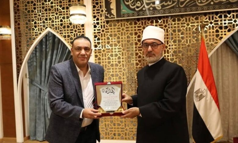 المفتي يكرم "شباب العمال"