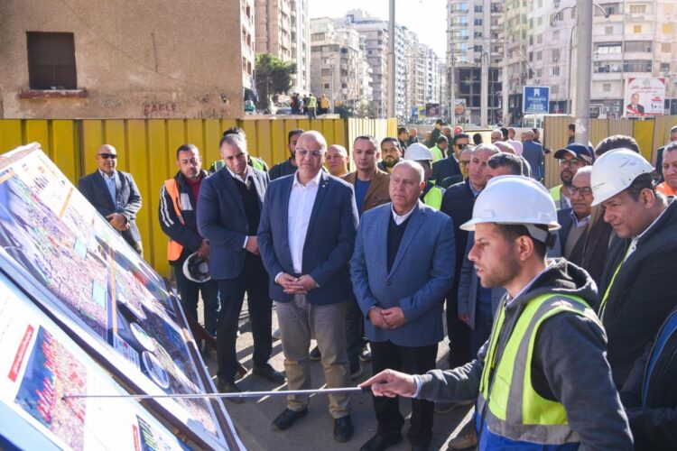 خلال جولته بمحافظة الاسكندرية وزير النقل يتابع مشروع إعادة تطوير ترام الرمل  