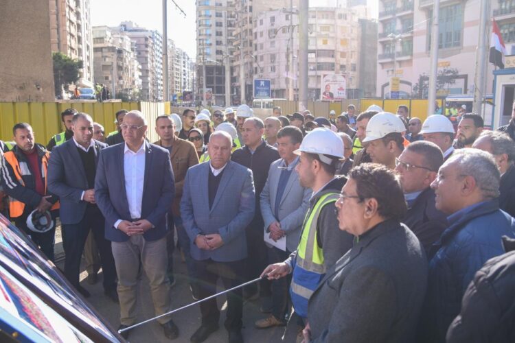 خلال جولته بمحافظة الاسكندرية وزير النقل يتابع مشروع إعادة تطوير ترام الرمل  