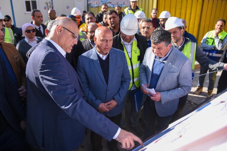 خلال جولته بمحافظة الاسكندرية وزير النقل يتابع مشروع إعادة تطوير ترام الرمل  