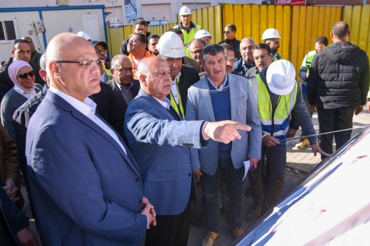 خلال جولته بمحافظة الاسكندرية وزير النقل يتابع مشروع إعادة تطوير ترام الرمل  