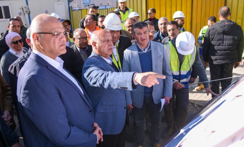 خلال جولته بمحافظة الاسكندرية وزير النقل يتابع مشروع إعادة تطوير ترام الرمل  