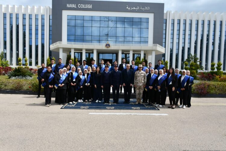 طلاب جامعة الإسكندرية فى زيارة للكلية البحرية للتنمية الوعي الوطني لدى طلابها