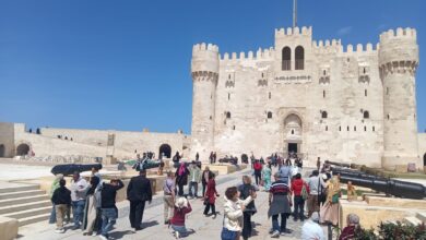 قلعة قايتباى بالإسكندرية تشهد إقبال غير مسبوق بآلاف الزائرين المصريين والأجانب